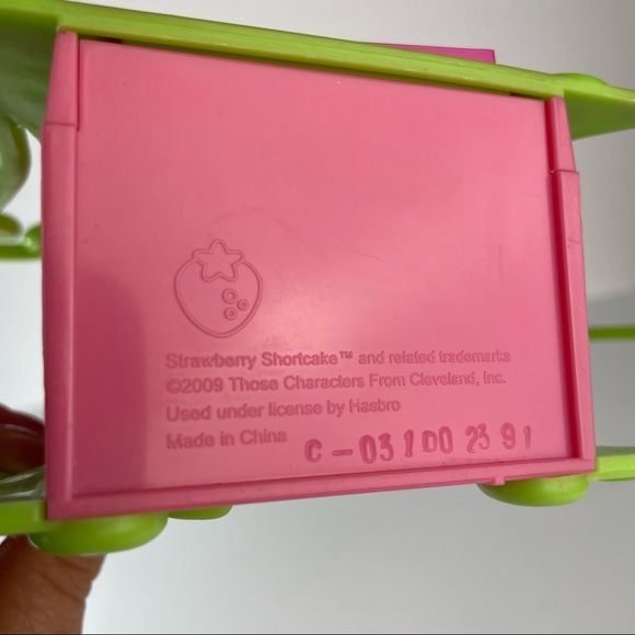 Strawberry Shortcake Wardrobe & 3 Dolls - Picture 5 of 16